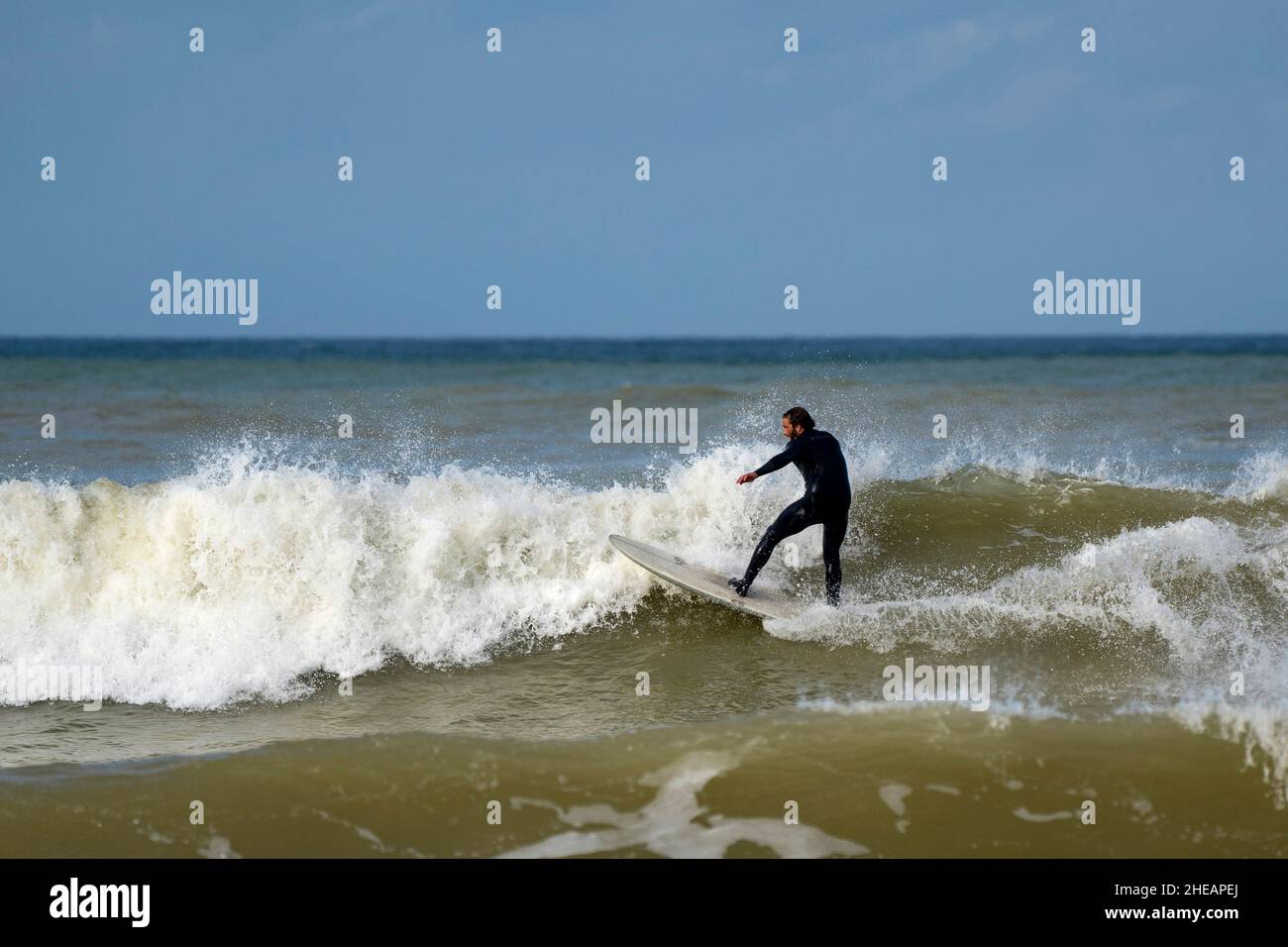 Surf à la plage de Lafitenia, pays basque, France, janvier 2022.Strictement réservé à un usage éditorial.Si vous vous trouvez dans l'un de ces phot Banque D'Images