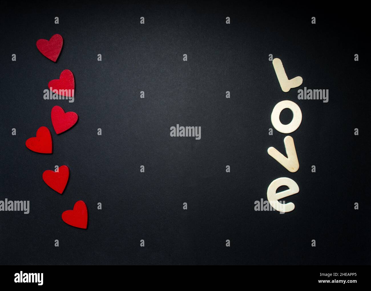 romantique valentin maquette avec le mot amour sur fond noir avec coeurs rouges pour votre message, copier l'espace Banque D'Images