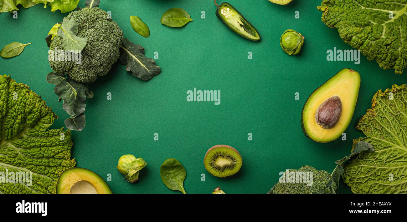Mise en page créative concept alimentaire fait de fruits et légumes verts sur fond vert Banque D'Images