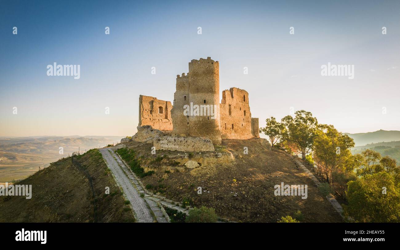 Vue fantastique sur le château médiéval de Mazzarino à Sunrise, Caltanissetta, Sicile, Italie, Europe Banque D'Images