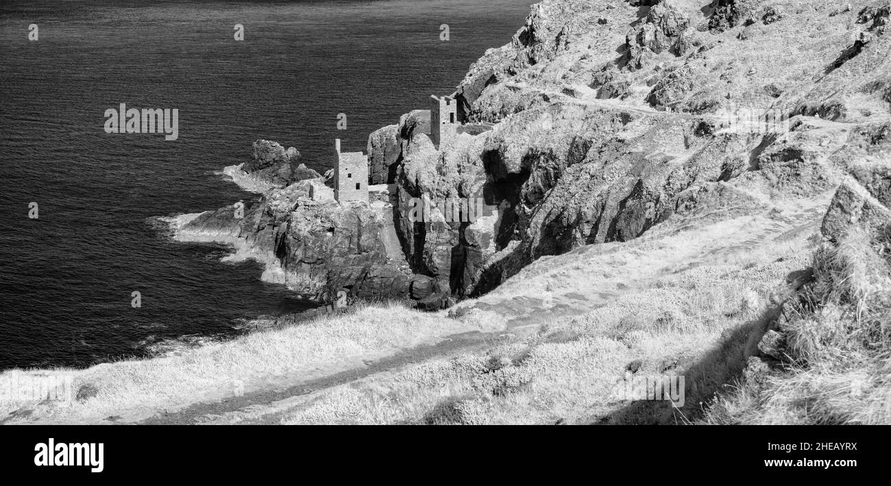 Les couronnes des botallack ont désutilisé les mines d'étain dans l'infrarouge noir et blanc Banque D'Images