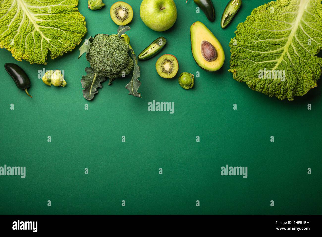 Mise en page créative concept alimentaire fait de fruits et légumes verts sur fond vert Banque D'Images