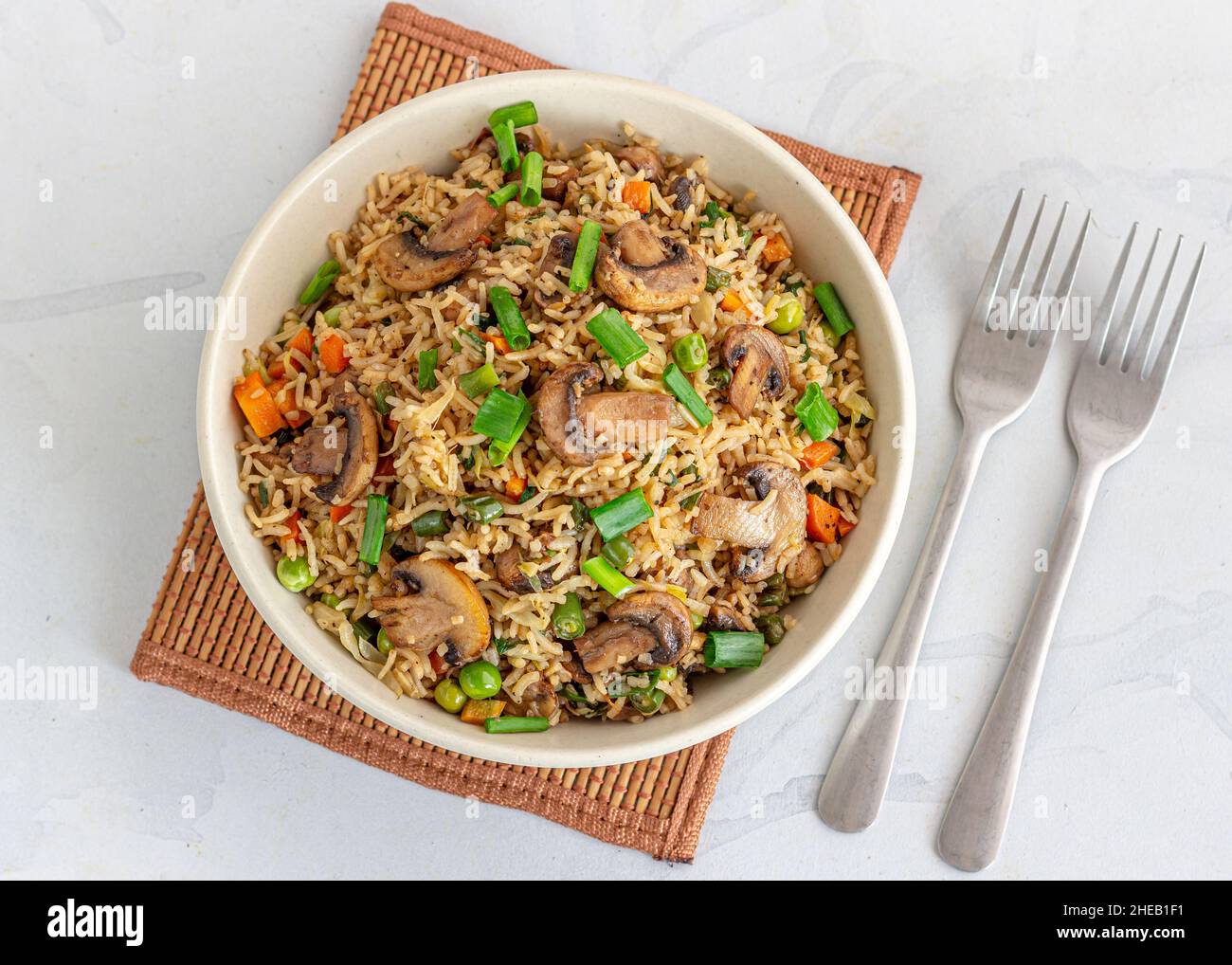 Riz frit aux légumes chinois et aux champignons avec graines de sésame et scallion Top Down Asian Food photo Banque D'Images