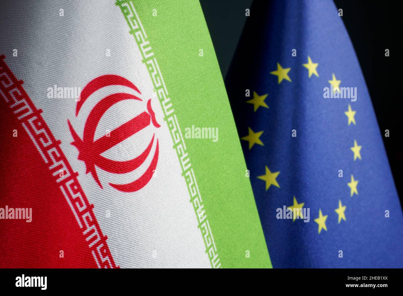 Drapeaux de l'Iran et de l'Union européenne. Banque D'Images