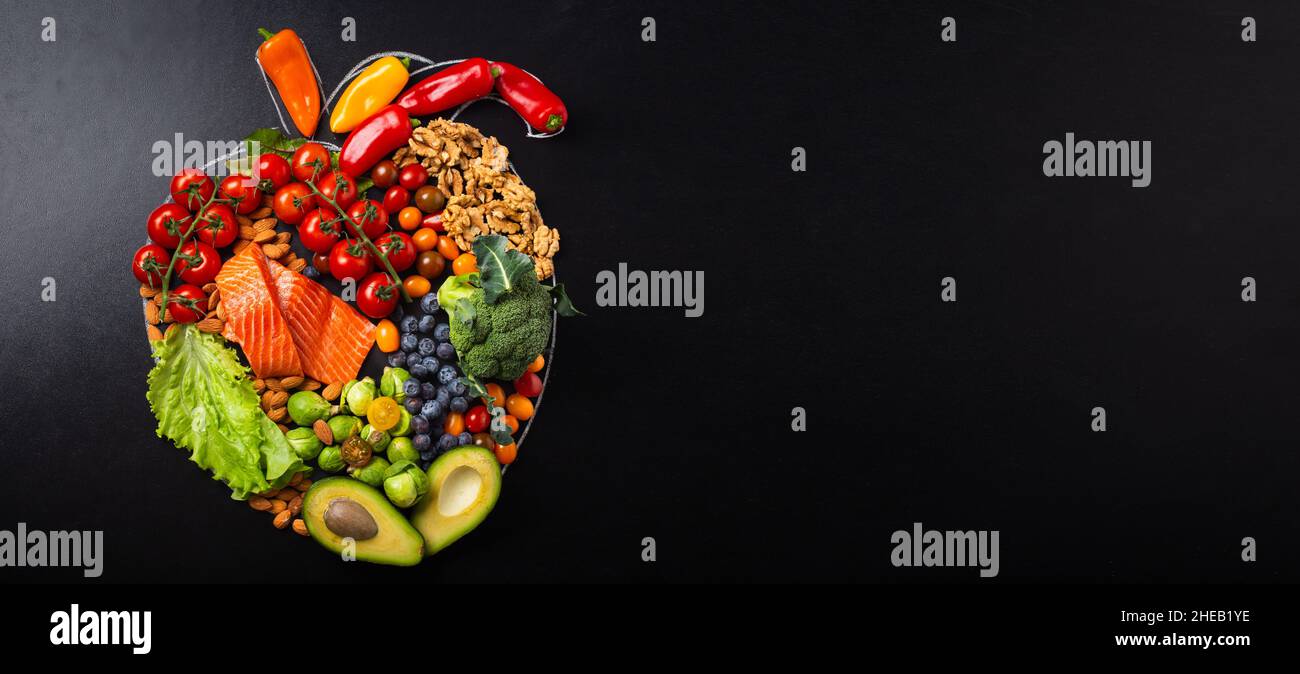 Alimentation saine en forme de coeur réaliste, régime pour le coeur et le système cardiovasculaire. Banque D'Images