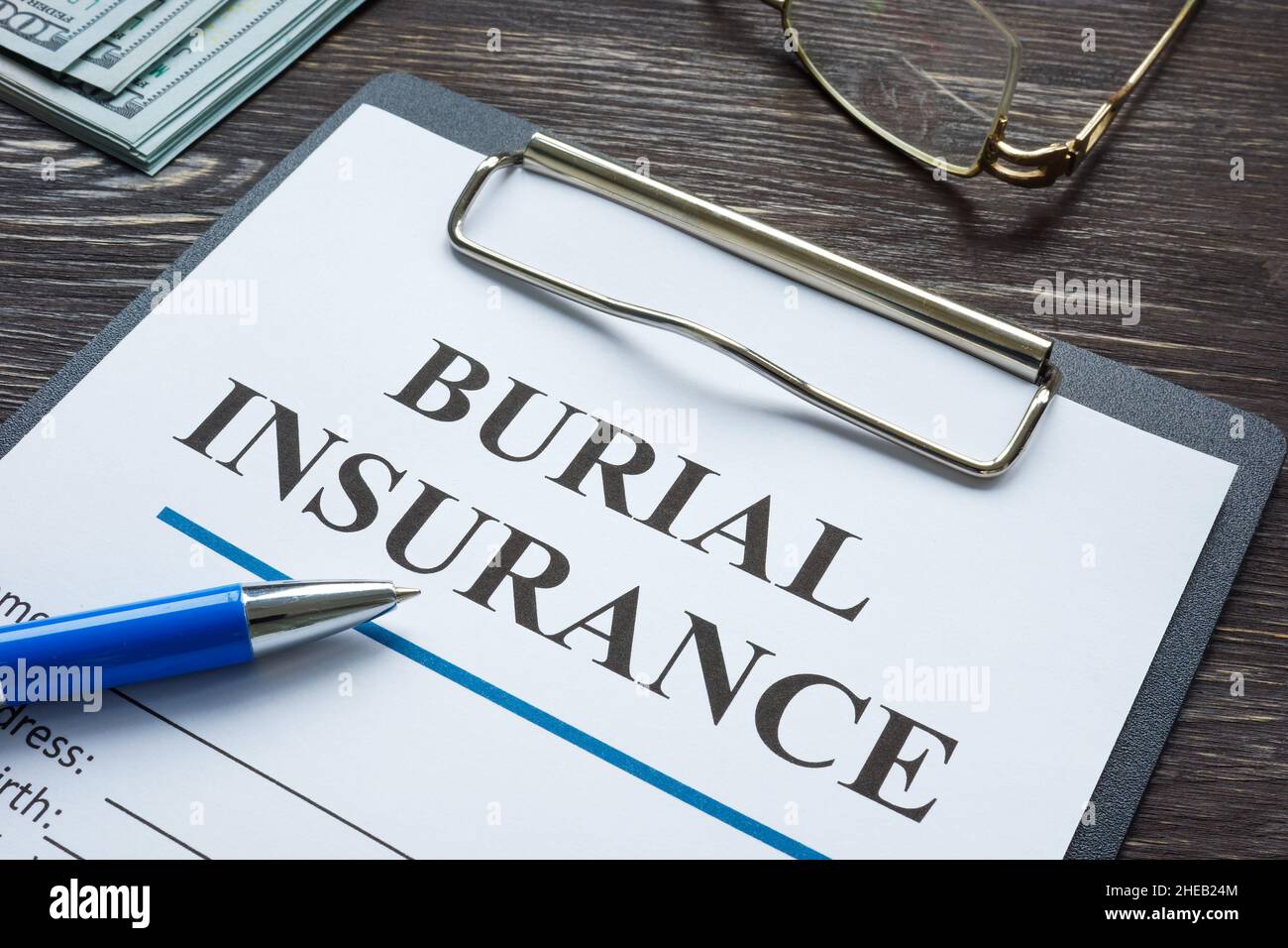 Une application et un stylo d'assurance Burial vides. Banque D'Images