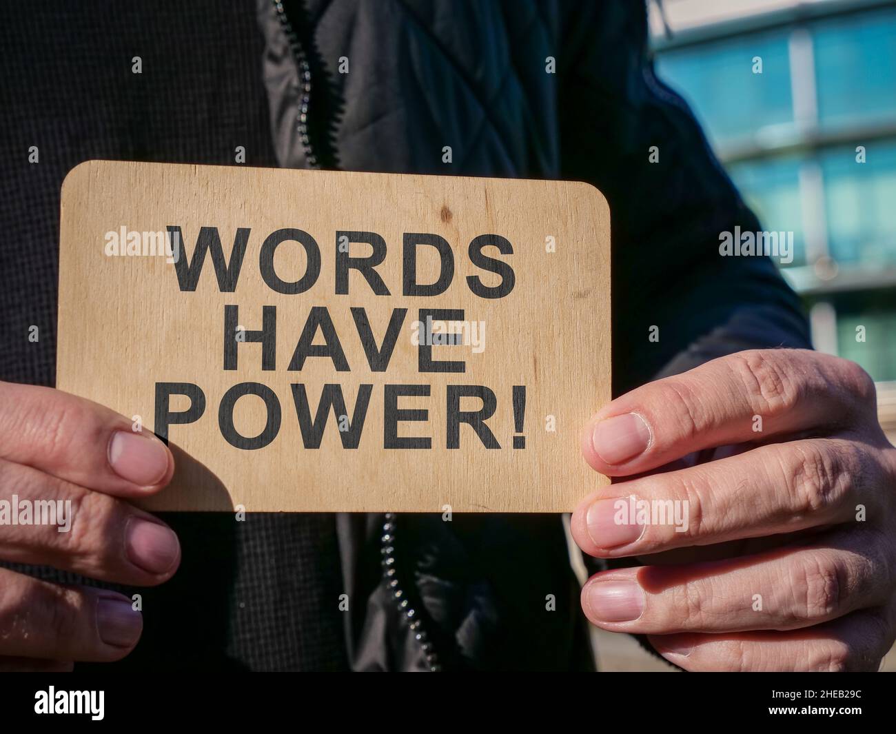 L'homme tient la plaque avec les mots de signe ont le pouvoir. Banque D'Images