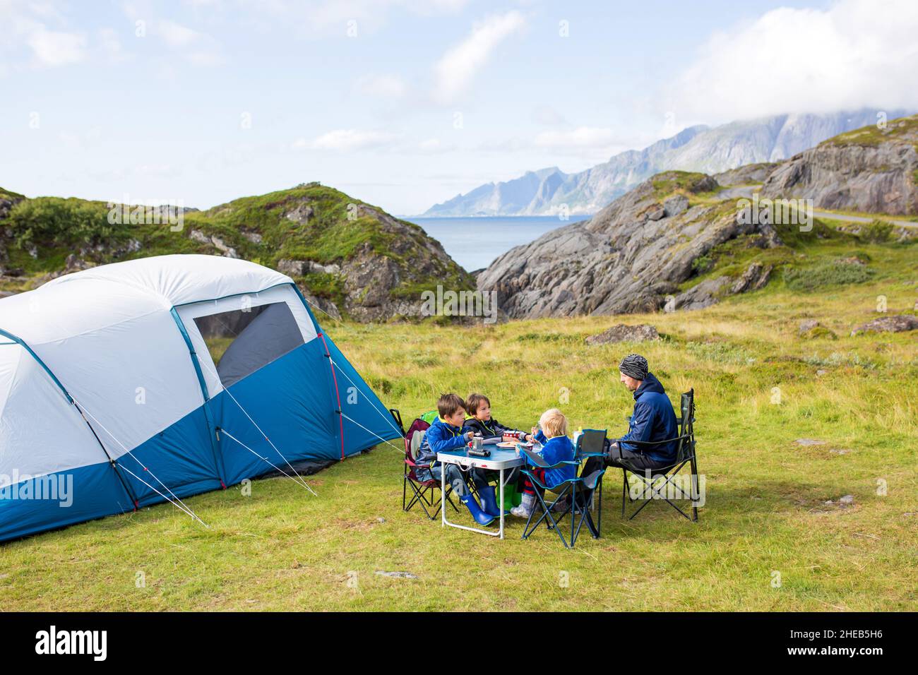 Famille heureuse avec trois enfants, camping sauvage en Norvège l