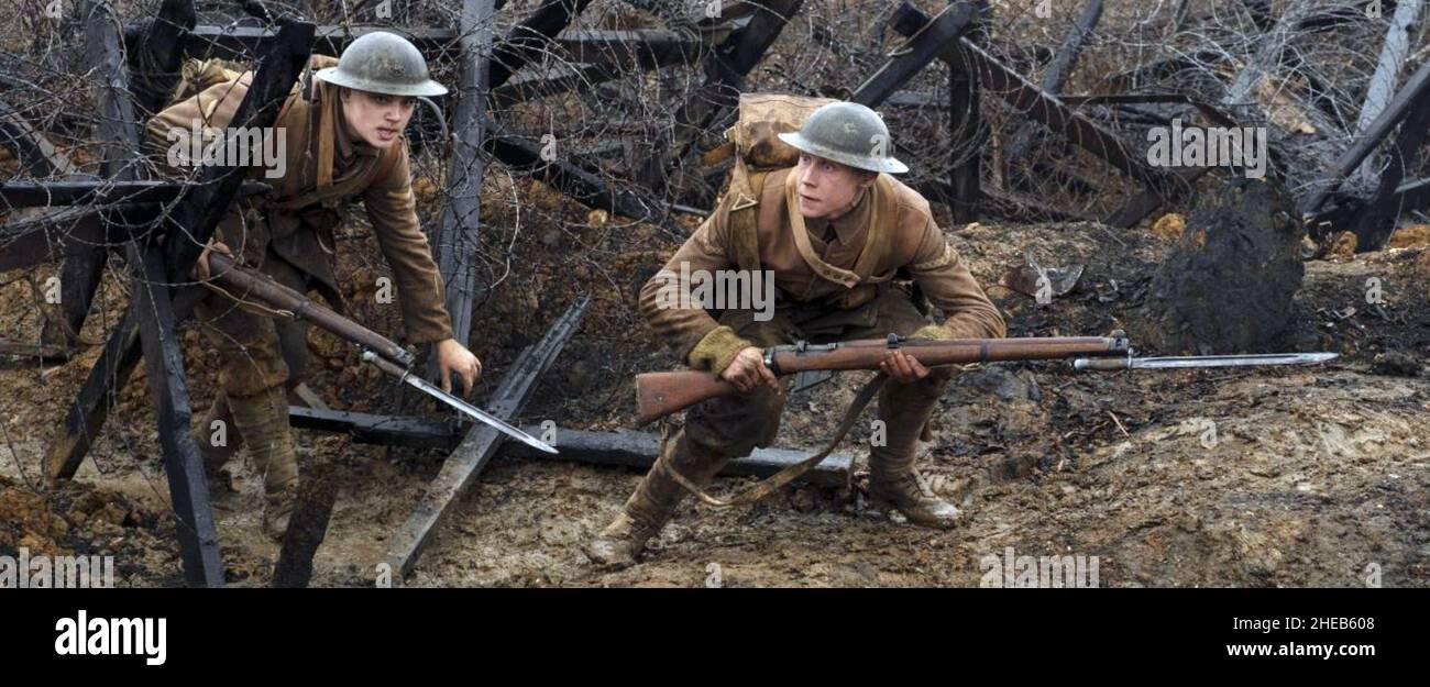 1917 2019 Universal Pictures film avec George MacKay comme caporal WARF Schofield à droite et Dean-Charles Chapman comme caporal Tom Blake Banque D'Images