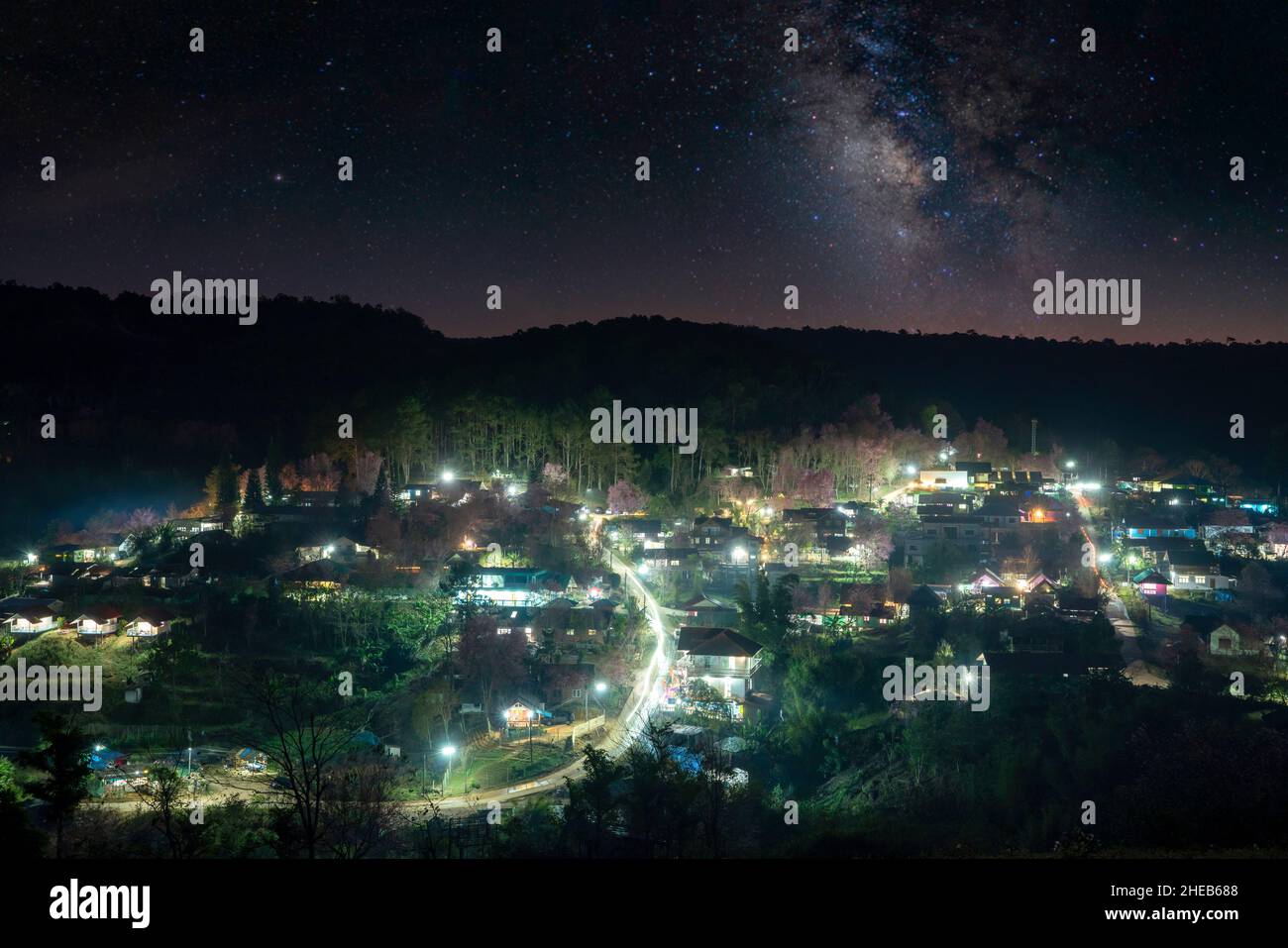 Vue aérienne Ban Rong KLA village Phitsanulok, Thaïlande.Magnifique paysage de nuit en hiver. Banque D'Images