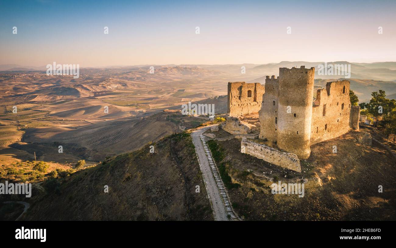 Vue fantastique sur le château médiéval de Mazzarino à Sunrise, Caltanissetta, Sicile, Italie, Europe Banque D'Images