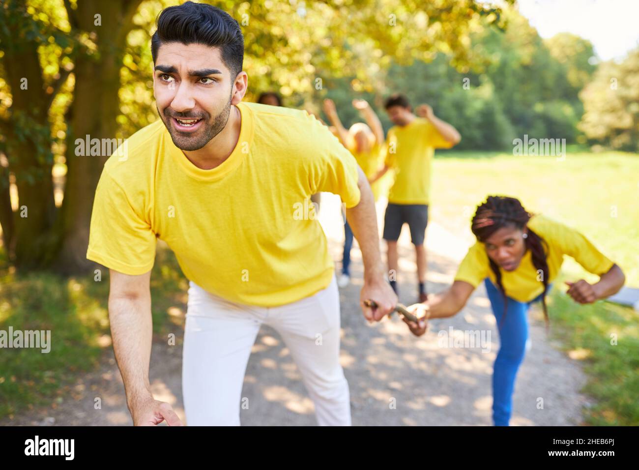 Démarrer l'équipe lors de la remise du relais comme exercice de renforcement d'équipe et de coopération Banque D'Images