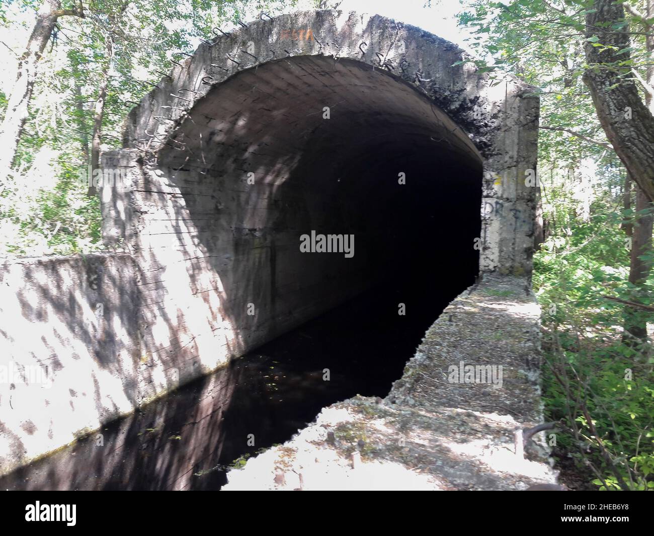 Un jet d'eau s'écoule d'un ancien soute souterrain non fini Banque D'Images