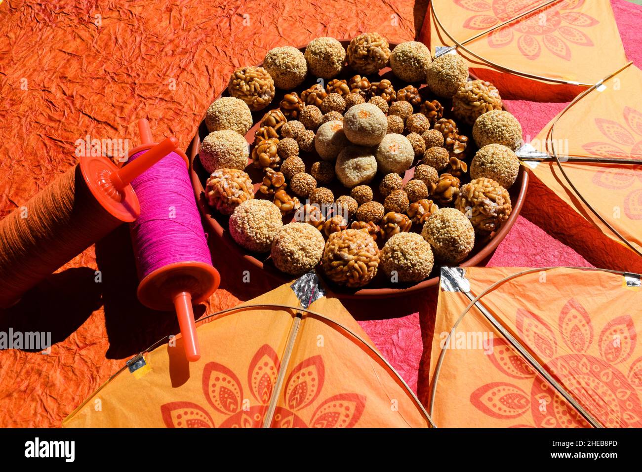 Beaucoup de types de ladoo comme Amaranth ladoo ou Rajgira, riz soufflé ou mamra, laddu de Peanut, laddo de sésame, tillgur mawa boules douces blanches.Sankrant ou U Banque D'Images