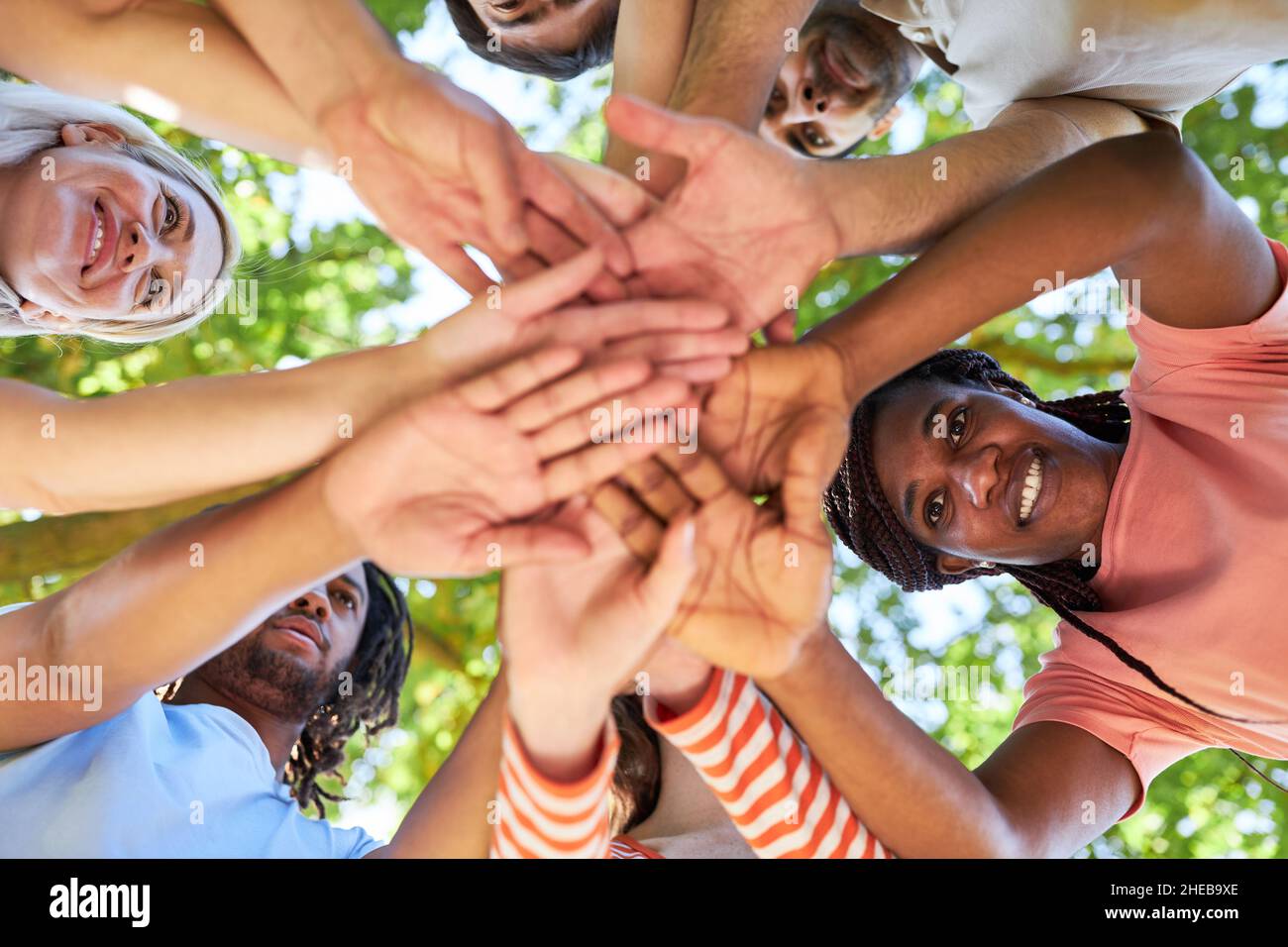 Groupe de personnes multiculturelles qui empilent les mains pour le renforcement de la communauté et de l'équipe Banque D'Images