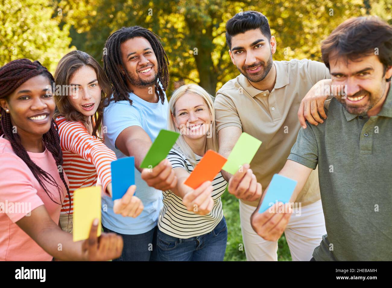 Équipe multiculturelle avec des cartes colorées pour apprendre à connaître dans l'atelier de renforcement d'équipe Banque D'Images