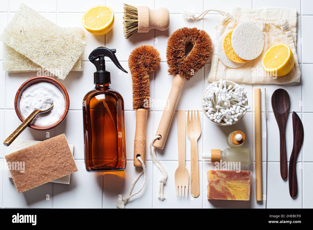 Concept zéro déchet.Pose à plat de produits écologiques et d'accessoires pour le nettoyage à domicile, les soins de la peau et les articles de style de vie, vue de dessus, fond en carreaux blancs. Banque D'Images