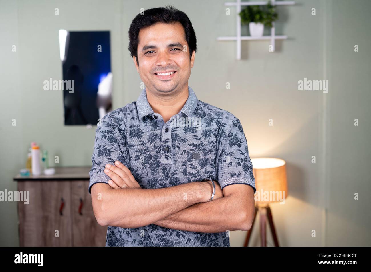 Portrait d'Indien souriant beau jeune homme avec des bras croisés regardant la caméra - concept de confiance et de style de vie réussi Banque D'Images