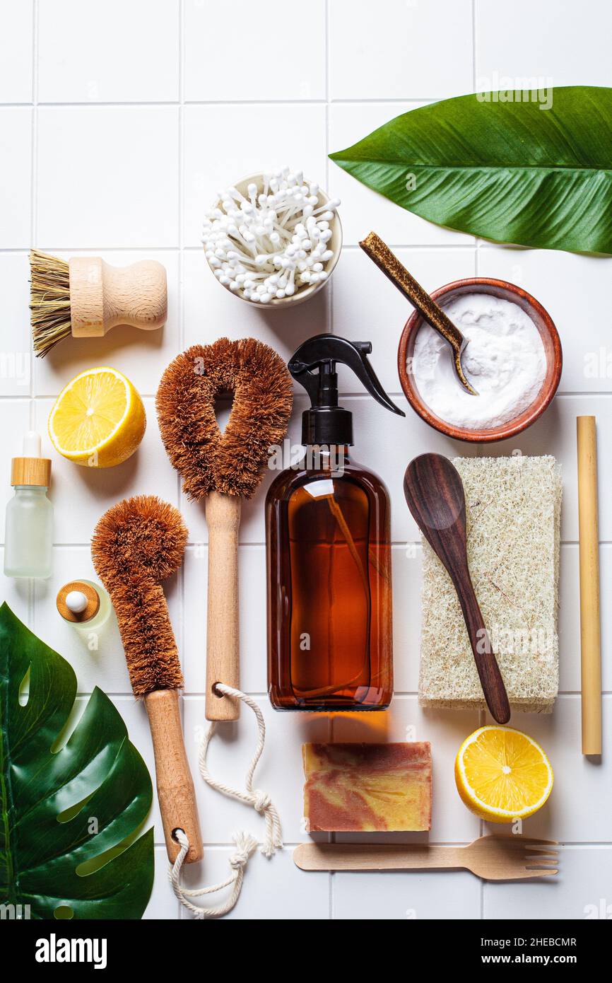 Concept zéro déchet.Pose à plat de produits écologiques et d'accessoires pour le nettoyage à domicile, les soins de la peau et les articles de style de vie, vue de dessus, fond en carreaux blancs. Banque D'Images