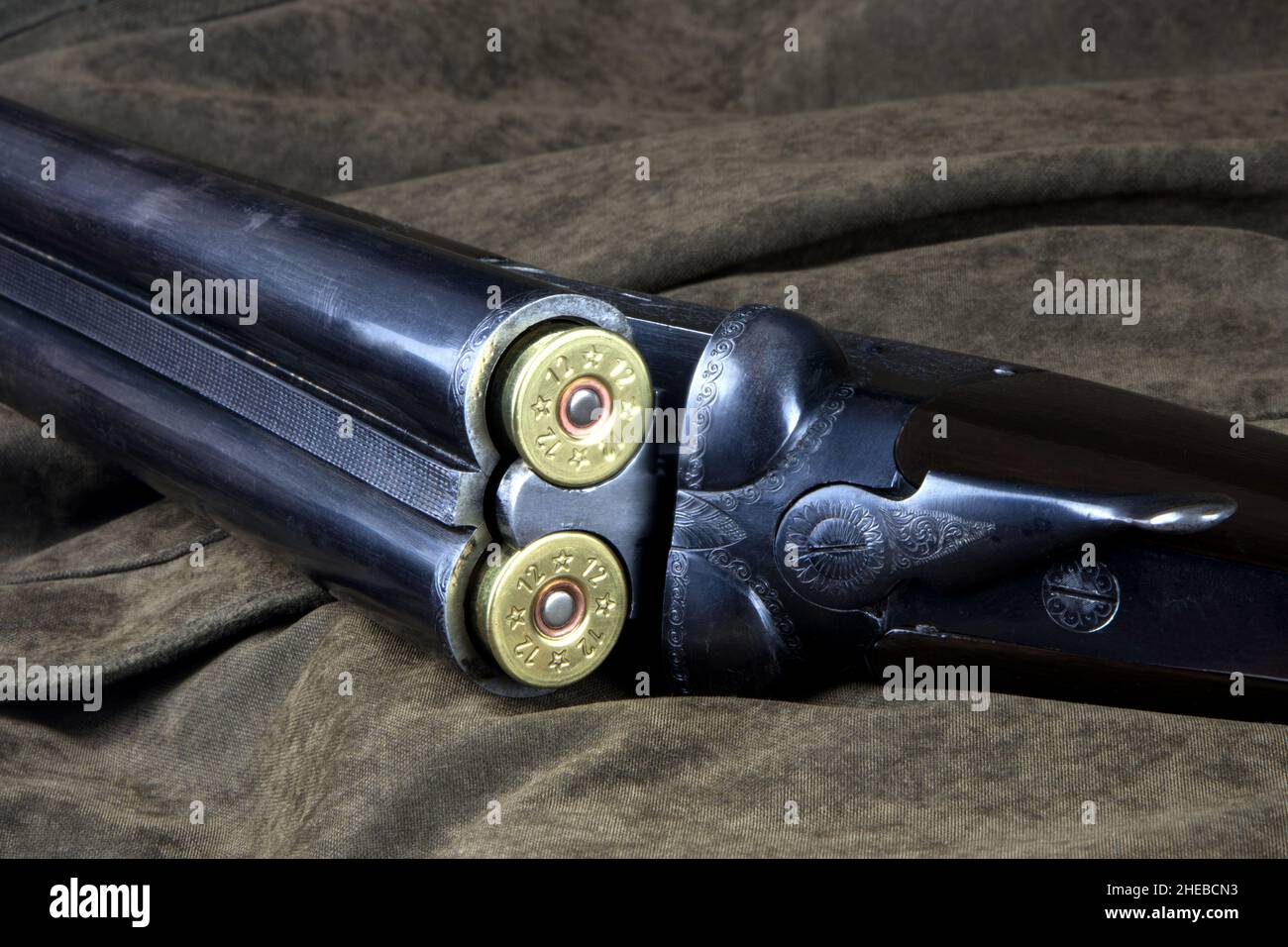 Fusil de chasse vintage chargé sur un manteau de tir extérieur Banque D'Images