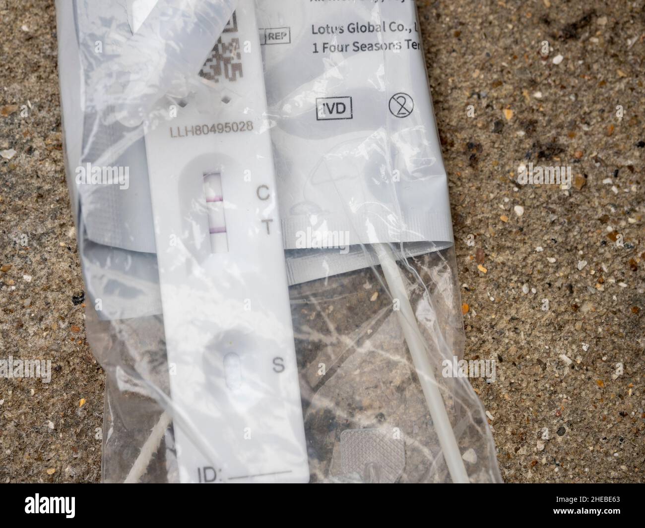 Test d'antigène rapide avec résultat positif. Banque D'Images