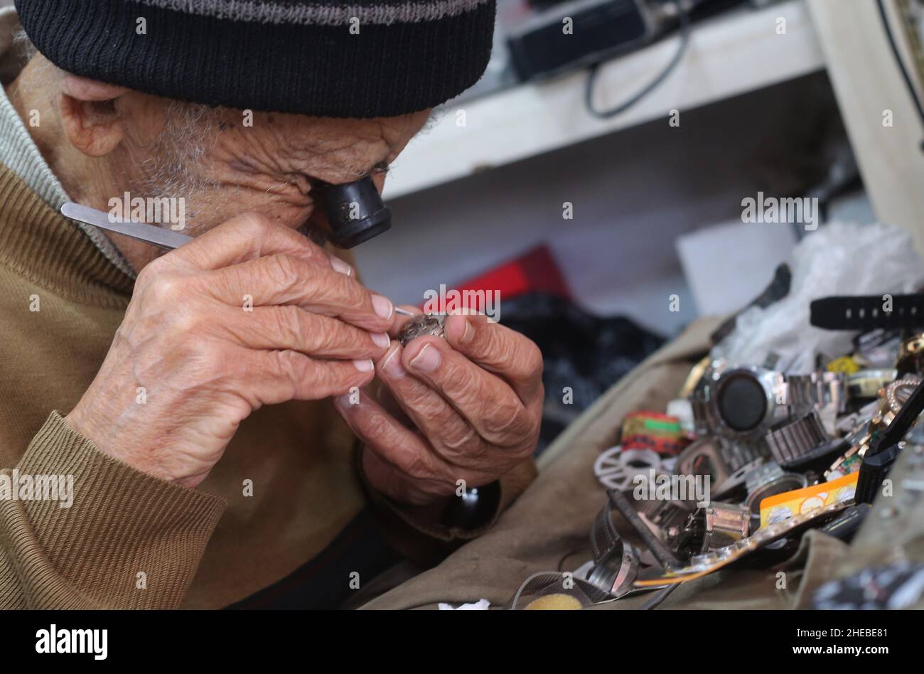 Gaza.10th janvier 2022.Le 10 janvier 2022, le palestinien Ibrahim Al-Hams travaille à son atelier de réparation de montres dans la ville de Rafah, dans le sud de la bande de Gaza.Al-Hams, 82 ans, a commencé sa carrière comme réparateur de montres il y a 65 ans.Credit: Khaled Omar/Xinhua/Alamy Live News Banque D'Images