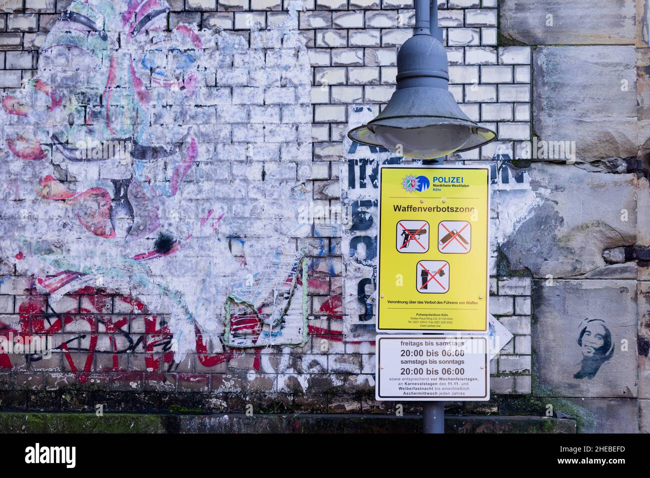 Cologne, Allemagne.10th janvier 2022.Un panneau de police indique une zone sans armes sur la zone de vie nocturne de Zülpicher Straße.Les zones s'appliquent tous les vendredis et samedis soirs de 8 h à 6 h le lendemain matin, ainsi qu'avant et les jours fériés et au carnaval.Les pistolets, les couteaux d'une longueur de lame supérieure à quatre centimètres, les gaz irritants et les sprays au poivre peuvent alors ne plus être transportés.Credit: Rolf Vennenbernd/dpa/Alay Live News Banque D'Images