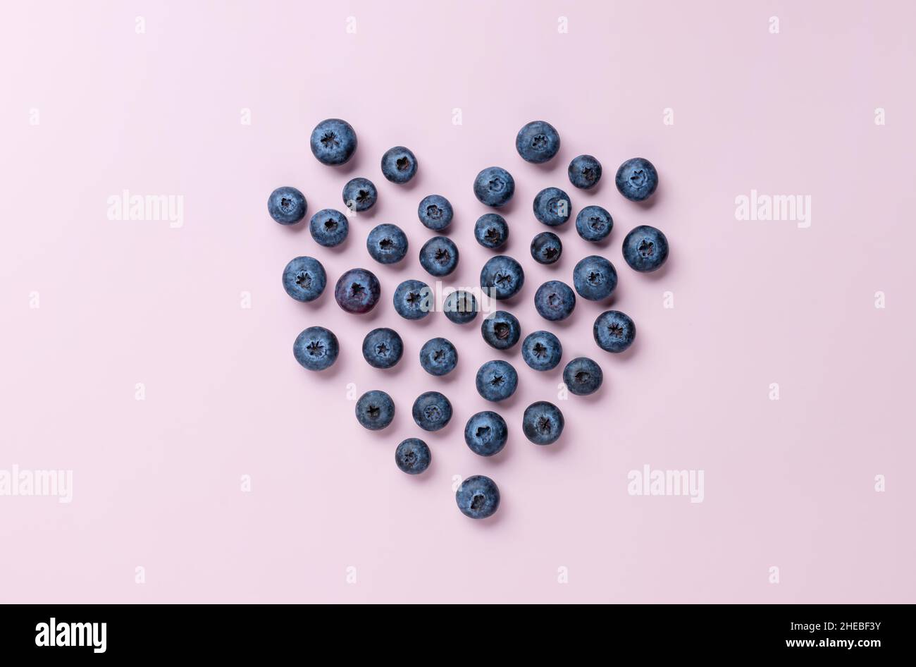 Bleuets en forme de cœur sur fond de couleur Banque D'Images