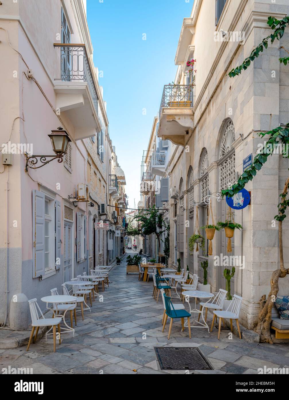 Ermoupolis, Grèce - septembre 18 2021 : cafés-terrasses dans les ruelles pavées de la capitale de Syros, une île grecque située dans la mer Égée. Banque D'Images