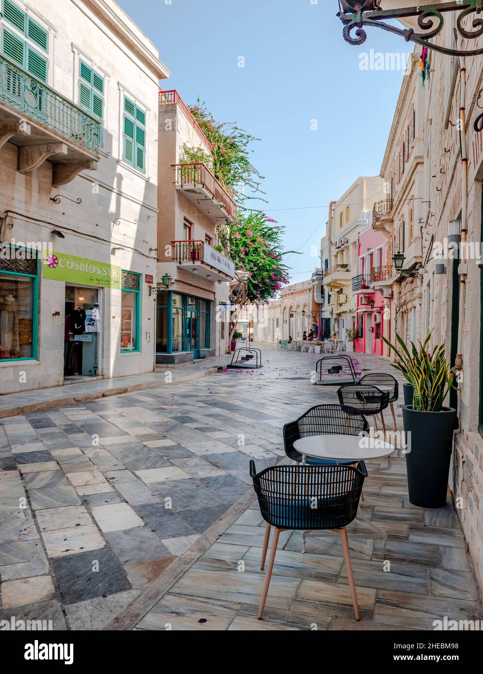 Ermoupolis, Grèce - septembre 18 2021 : cafés-terrasses dans les ruelles pavées de la capitale de Syros, une île grecque située dans la mer Égée. Banque D'Images