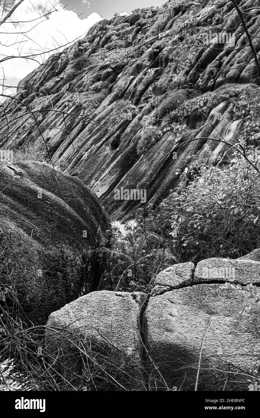 Photo noir et blanc du mur de colline rocailleux au Brésil Banque D'Images