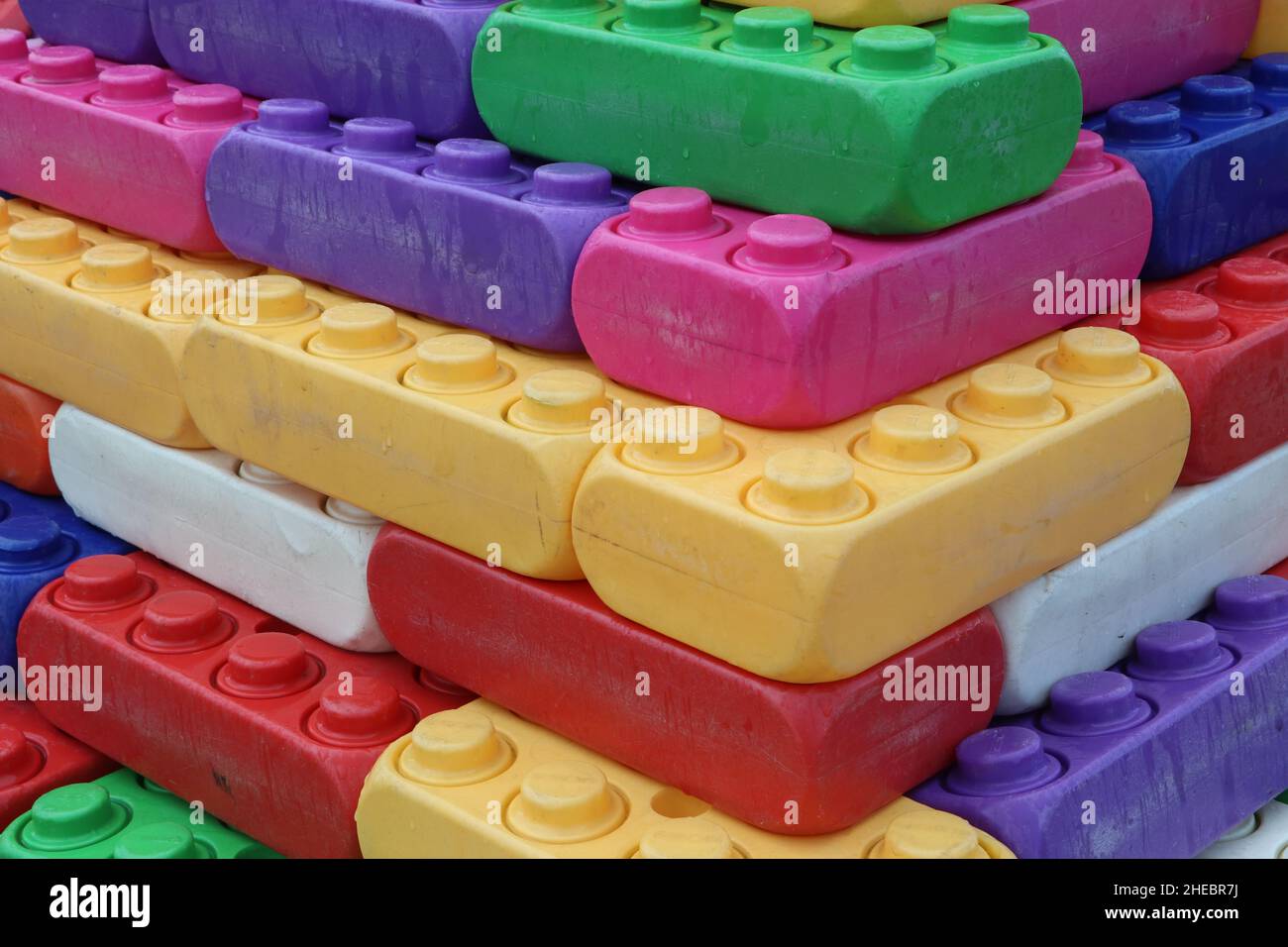 blocs de construction en plastique empilés colorés pour enfants Banque D'Images