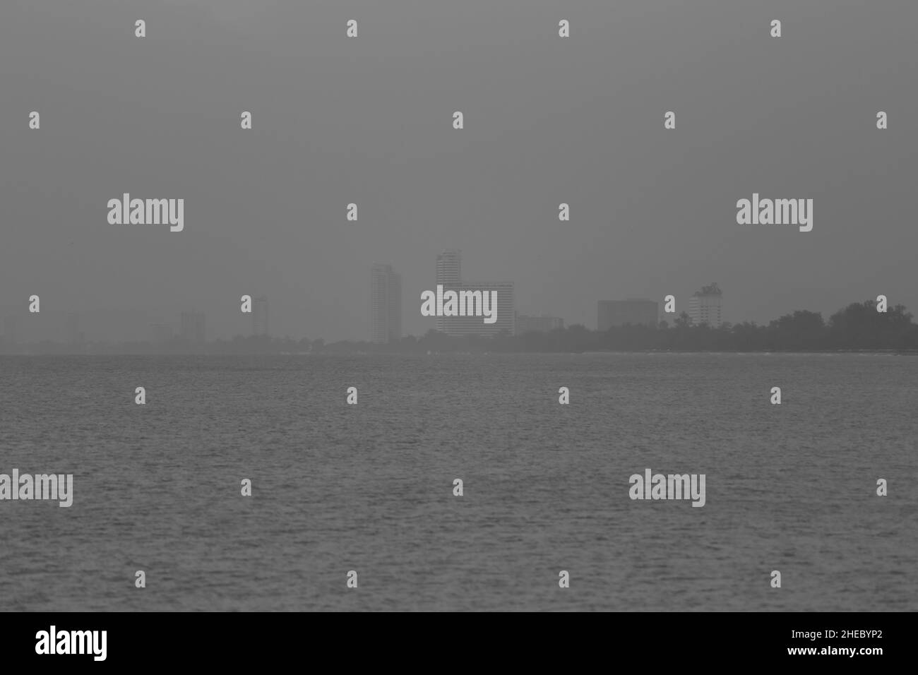 Brouillard matinal dû à la poussière PM 2,5, zones côtières les jours calmes. Banque D'Images