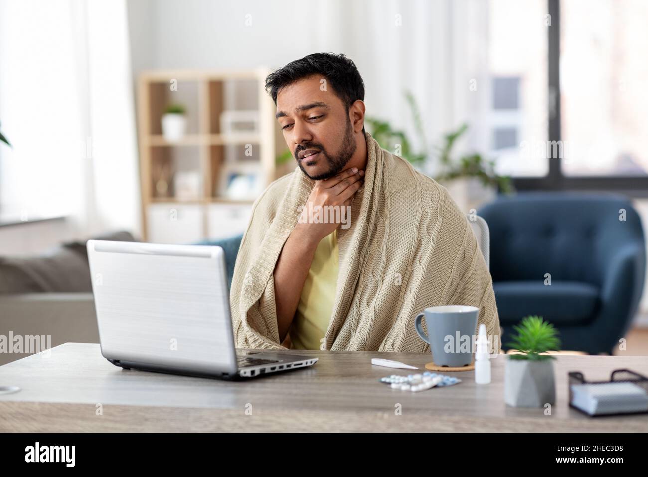 homme indien malade ayant un appel vidéo sur ordinateur portable Banque D'Images