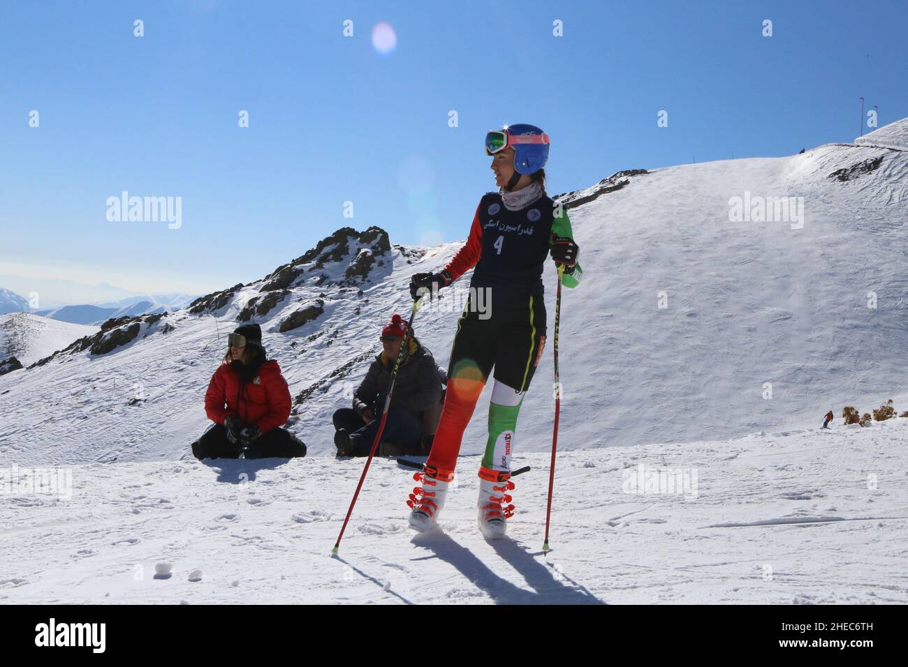 Téhéran, Iran.9th janvier 2022.SAMIN Shemshaki attend son tour lors d'une compétition de qualification pour les Jeux Olympiques organisés par l'équipe nationale de ski iranienne à la station de ski Darbandsar à Téhéran, Iran, le 9 janvier 2022.POUR ALLER AVEC: Feature: Espoirs olympiques iraniens essayer de se qualifier pour Beijing crédit: Gao Wencheng/Xinhua/Alamy Live News Banque D'Images