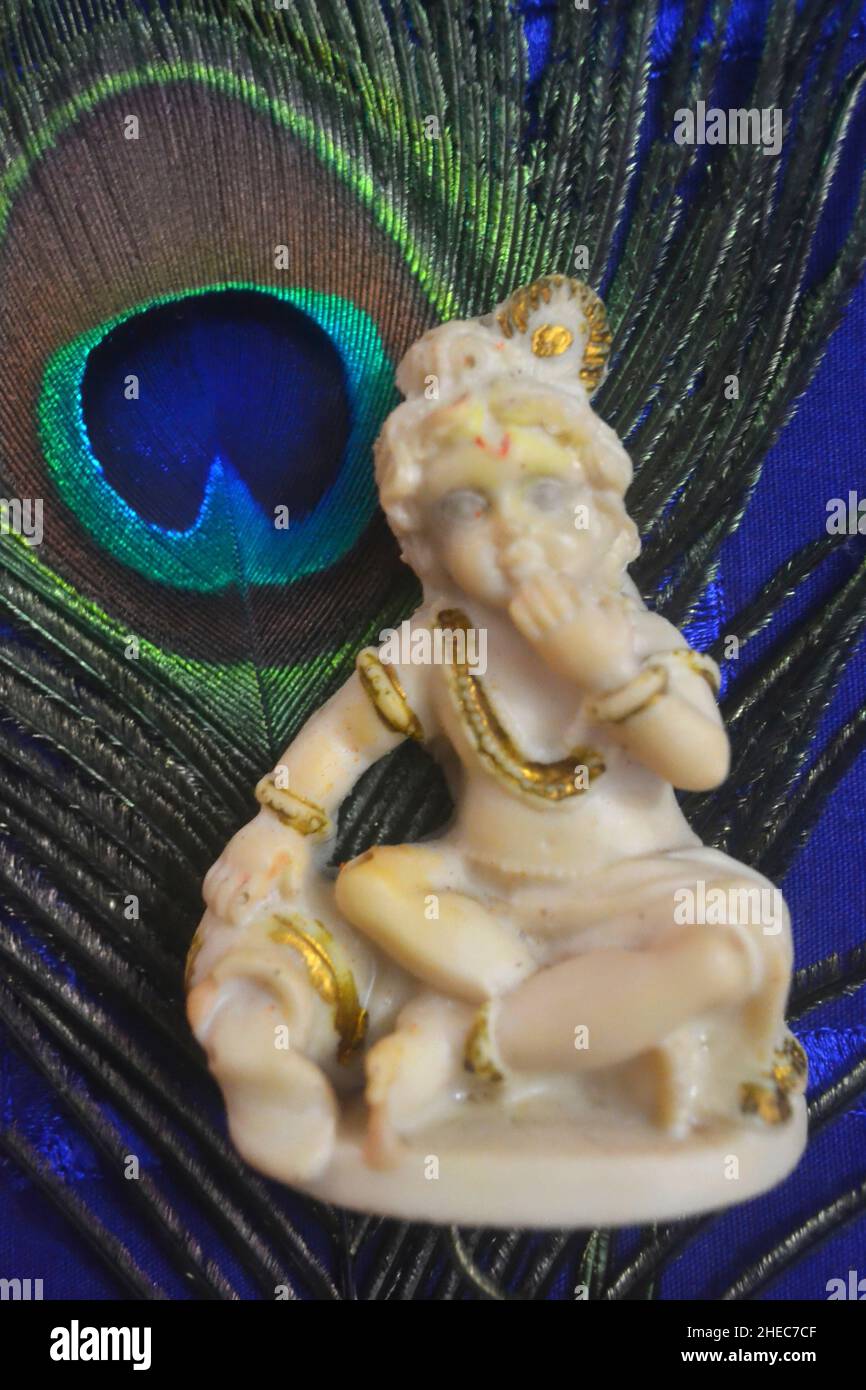 Gros plan de l'Idol de Baby Lord Krishna mangeant beurre/Kanhaiya/Peacock Feather/Janmashtami/Inde Banque D'Images