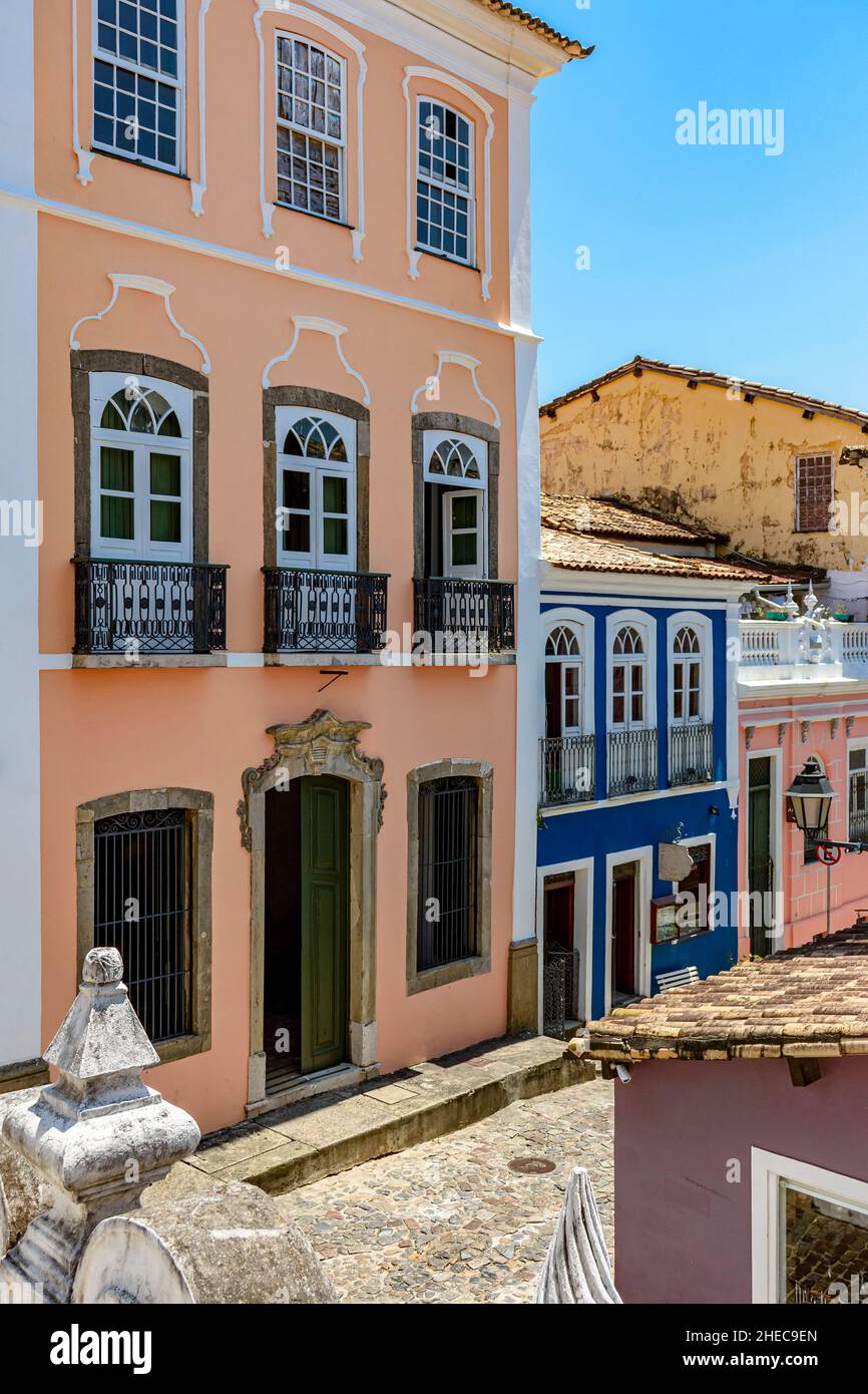 Vieilles façades anciennes de maisons de style colonial sur une rue pavée dans le quartier Pelourinho de Salvador, Bahia Banque D'Images