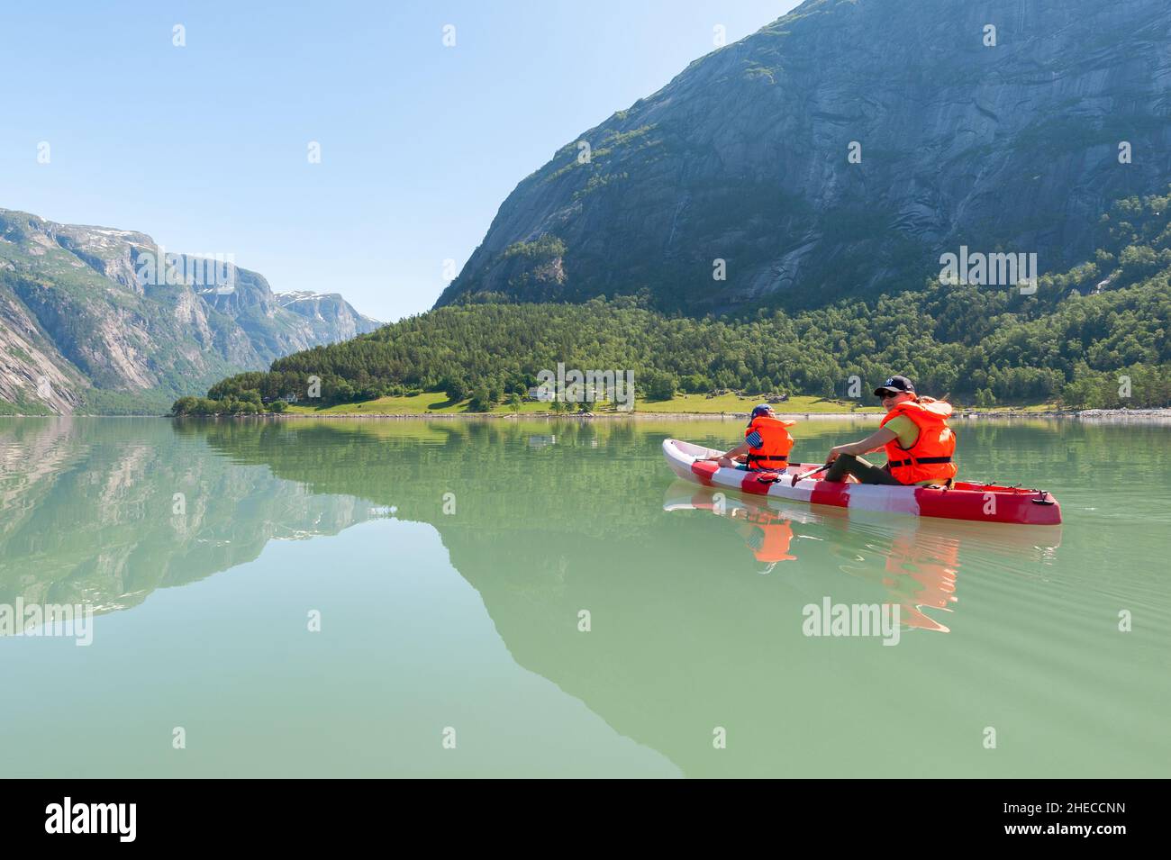 Kayak en famille dans le fjord, Eidfjord, Norvège Banque D'Images