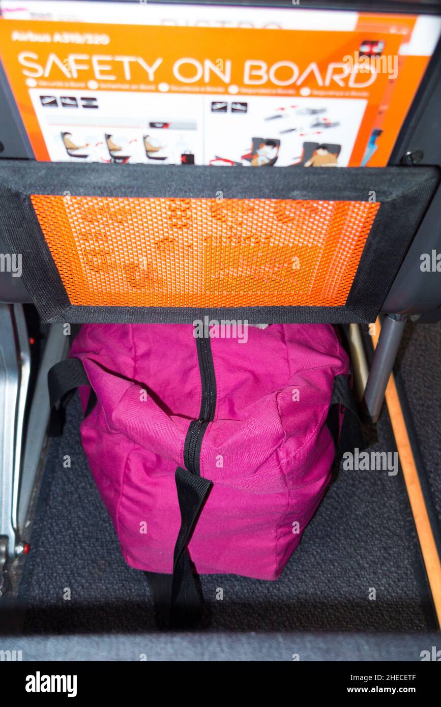 Sac sous l'espace de rangement du siège passager pour les passagers pour  ranger leurs bagages à main et bagages à main dans la cabine.EasyJet Airbus  A320 / A319.(128 Photo Stock - Alamy