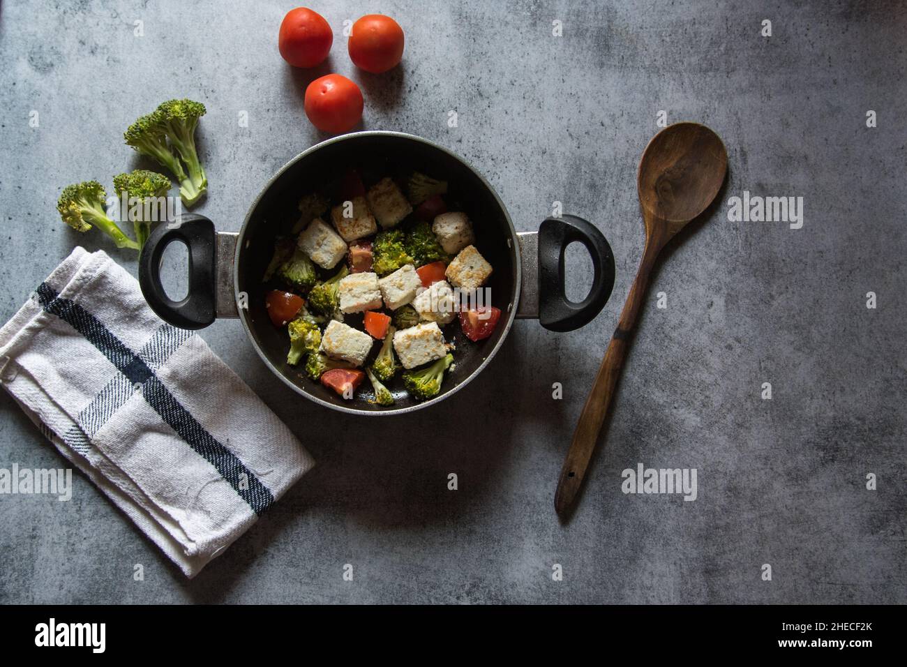 Paneer ou cubes de fromage cottage avec salade de légumes Banque D'Images