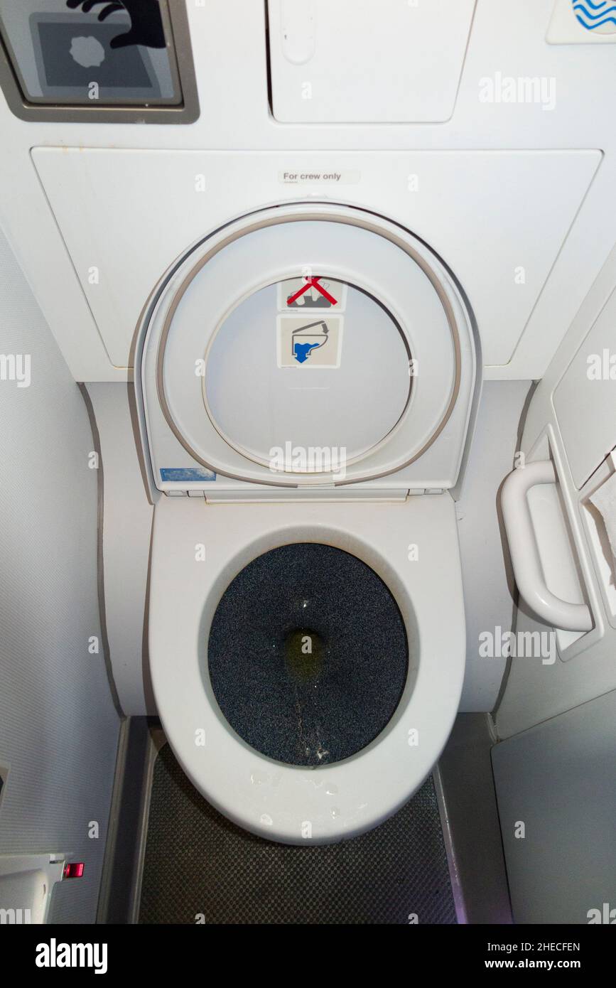 Toilettes avec siège relevé / WC / toilettes d'un avion Airbus A320 sur un vol avion / avion / avion.(128) Banque D'Images