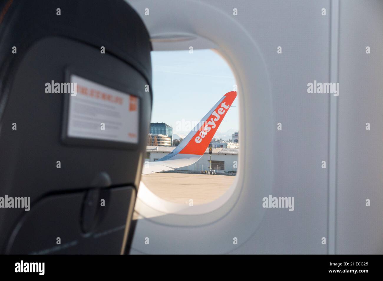 Sur les avions Airbus, les extensions verticales de pointes de ligne de type fin sont appelées « sharklet s ».« Shark let » sur un vol Easyjet / avion / avion en Europe.(128) Banque D'Images
