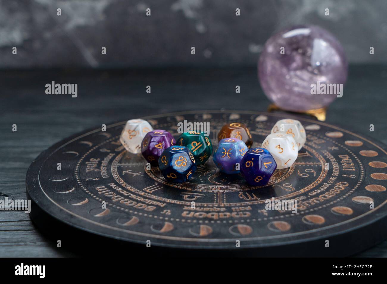Horoscope de zodiaque avec dés de divination Banque D'Images