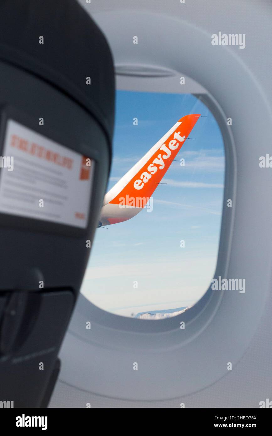 Sur les avions Airbus, les extensions verticales de pointes de ligne de type fin sont appelées « sharklet s ».« Shark let » sur un vol Easyjet / avion / avion en Europe.(128) Banque D'Images
