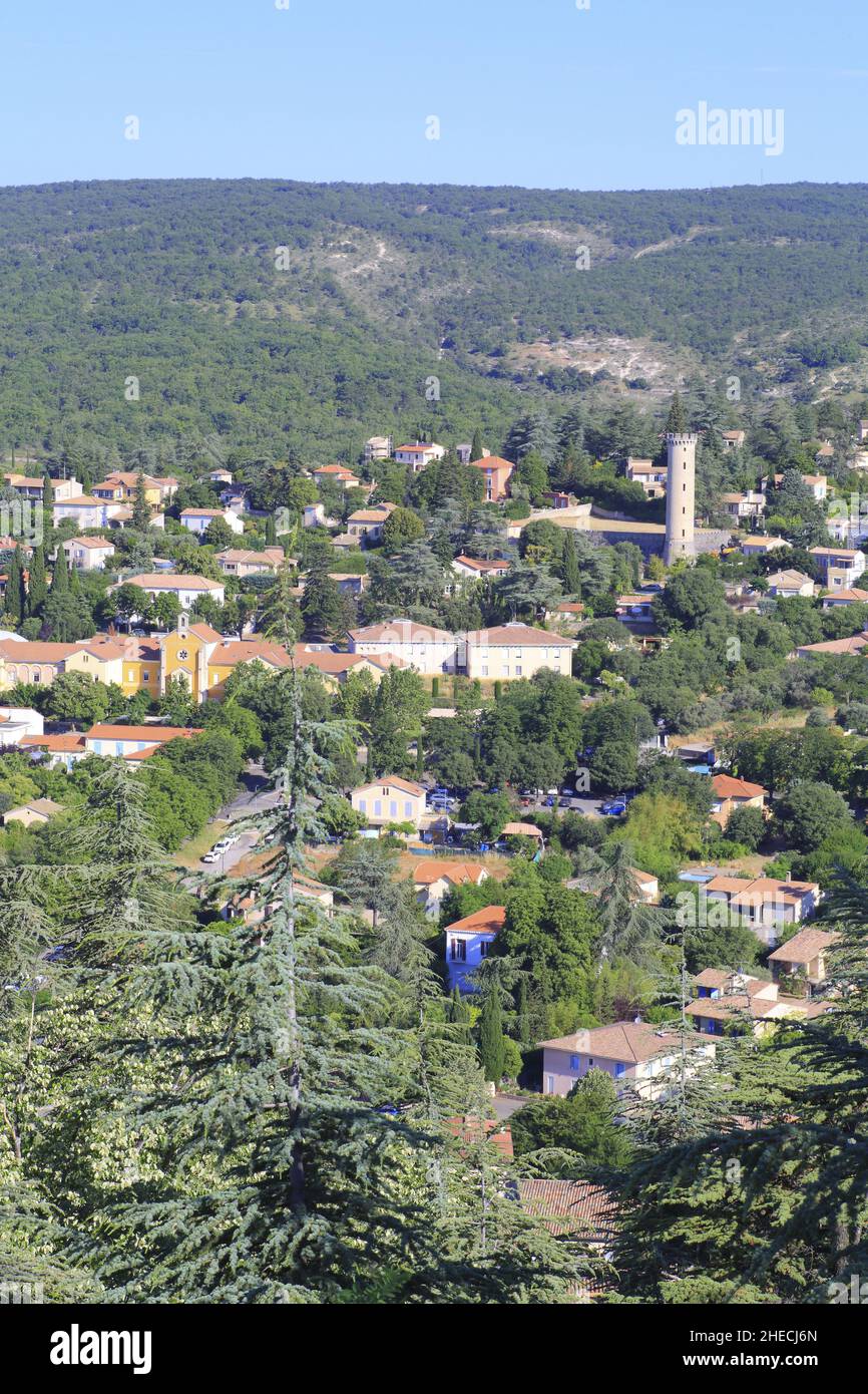 France, Alpes de haute Provence, Forcalquier, tour d'eau du 1930s (en forme de tour) et hôpital Saint Michel Forcalquier à gauche Banque D'Images