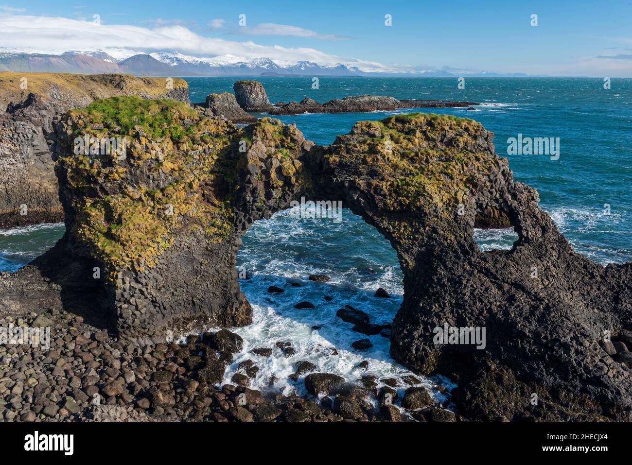 Islande, région de Vesturland, péninsule de Snaefellsnes, Arnarstapi, Gatklettur,Arc Hellnar Banque D'Images