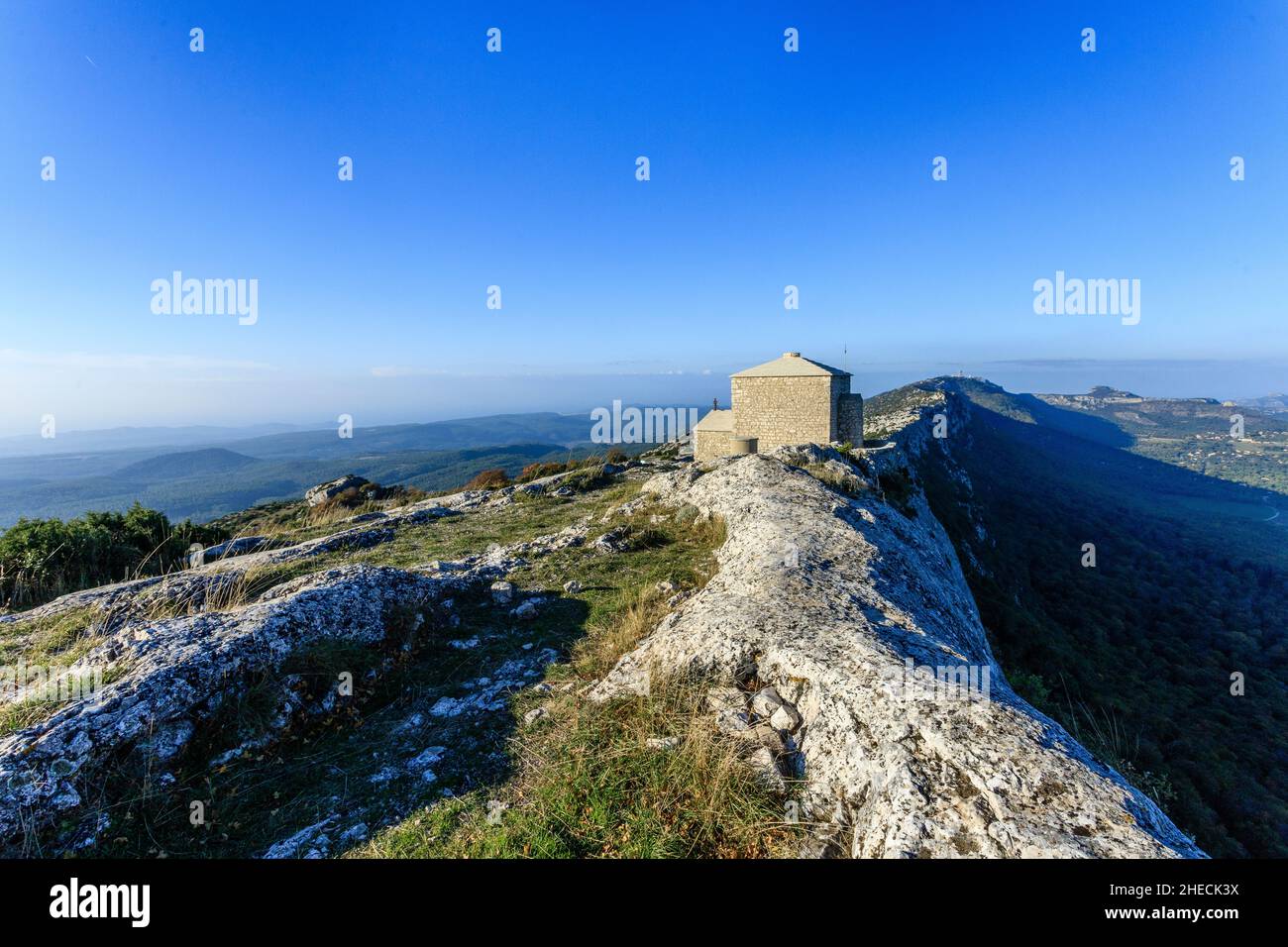 France, Var, Parc naturel régional de Sainte Baume, massif de la Sainte Baume, chapelle Saint-Pilon et bar rocailleux // France, Var (83), Parc naturel régiona Banque D'Images