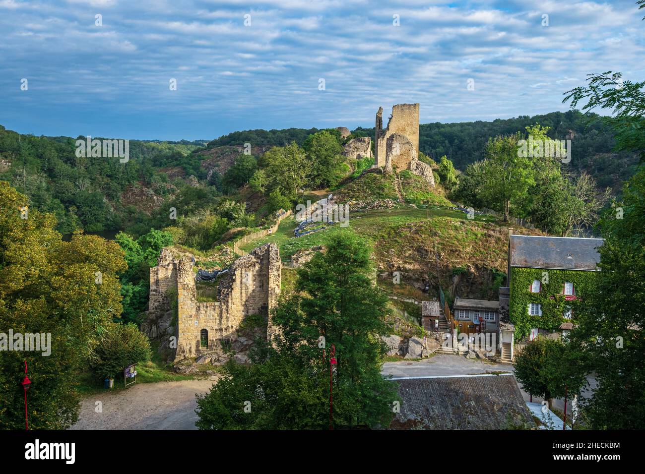 France, Creuse, Crozant, ruines du château médiéval sur la via Lemovicensis ou Vezelay, l'une des voies principales vers Saint-Jacques-de-Compostelle Banque D'Images