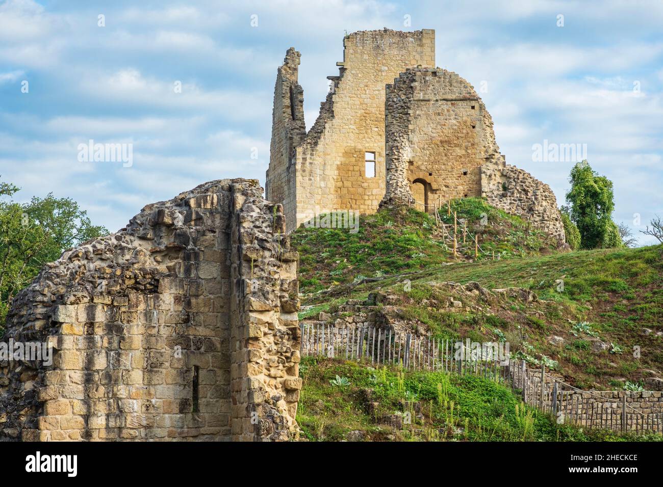 France, Creuse, Crozant, ruines du château médiéval sur la via Lemovicensis ou Vezelay, l'une des voies principales vers Saint-Jacques-de-Compostelle Banque D'Images