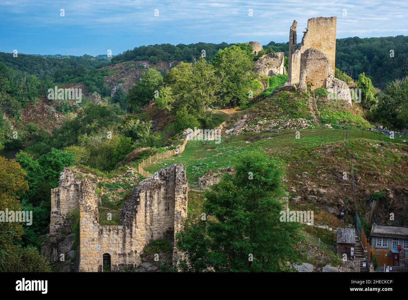 France, Creuse, Crozant, ruines du château médiéval sur la via Lemovicensis ou Vezelay, l'une des voies principales vers Saint-Jacques-de-Compostelle Banque D'Images